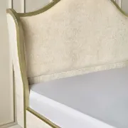 تفصيل سرير ابيض كريمي واسع