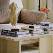 تفصيل طاولة بلون البلوط الفاتح
