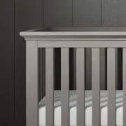 تفصيل سرير رمادي مستطيل